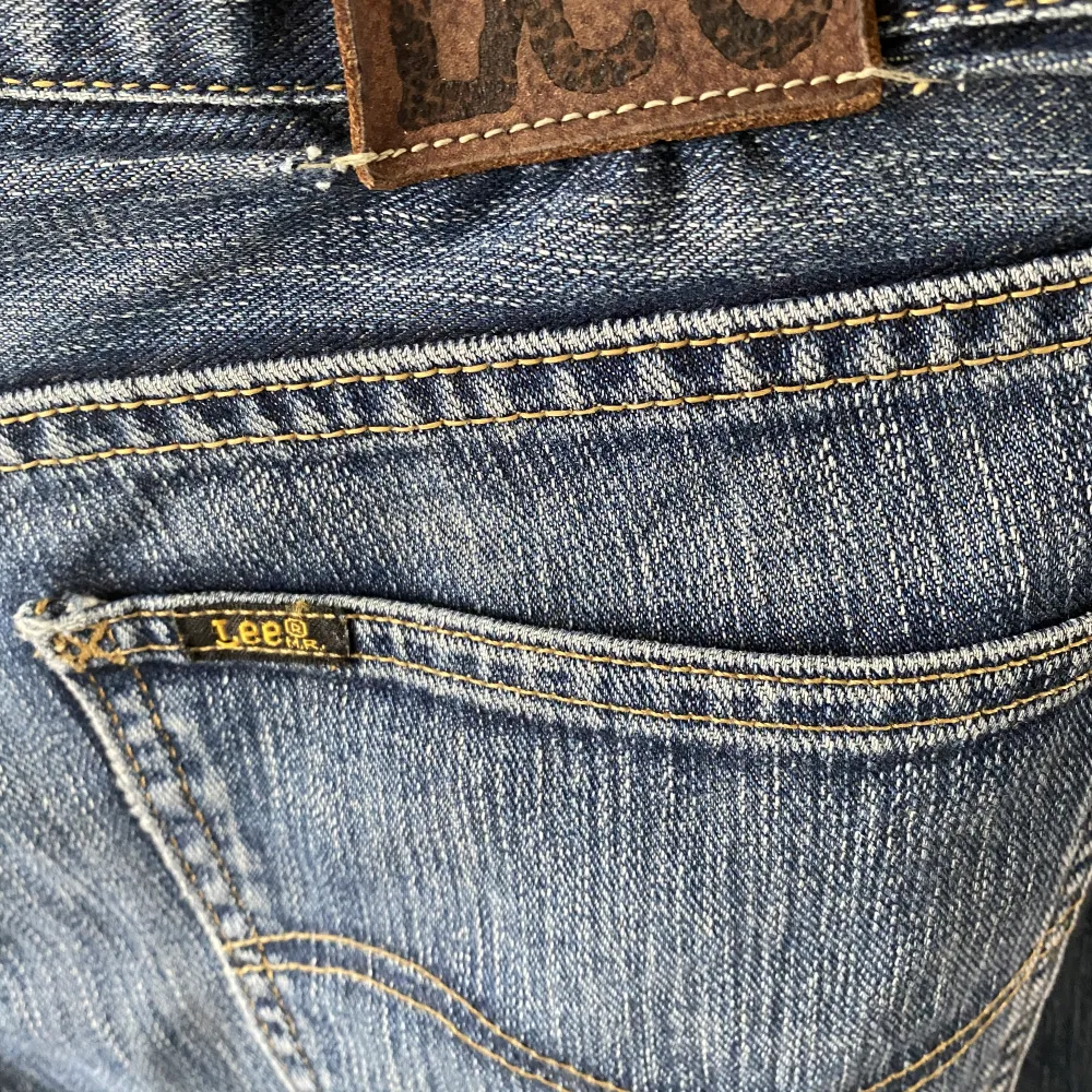 Fina Lee jeans med lite utsvängda ben  W.34 L.36. Jeans & Byxor.
