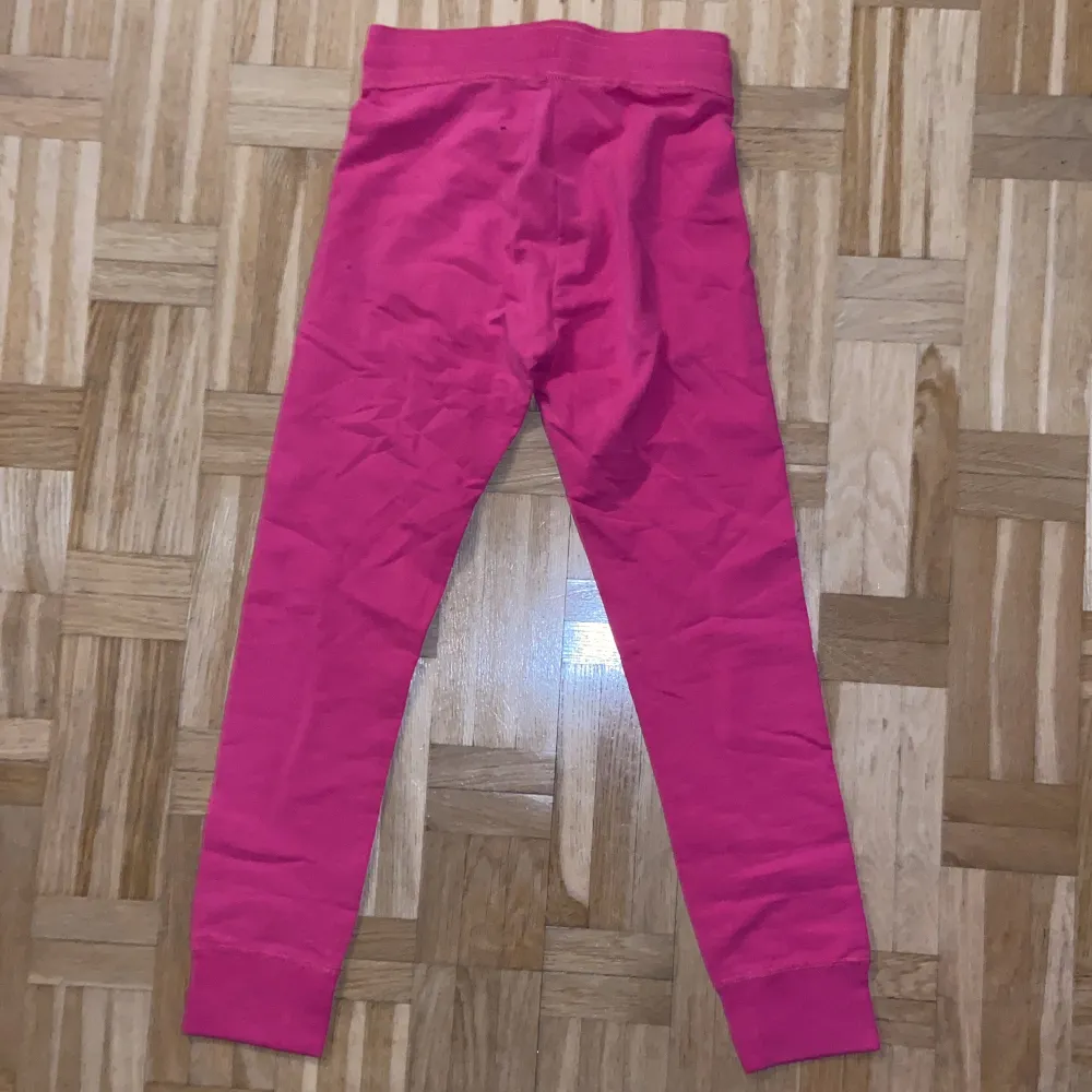 Rosa mjukisbyxor för barn i lite tunnare material. Aldrig använda. . Jeans & Byxor.