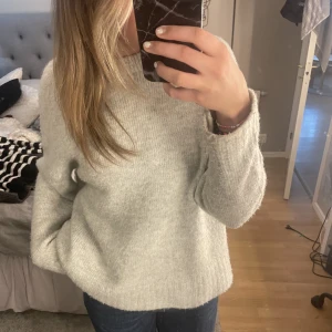 Ljusgrå stickad tröja  - Superskön och snygg stickad tröja i bra skick, passar perfekt nu till våren. I stl M men passar som både M och S beroende på hur man vill att den ska sitta. Säljer för 90kr+frakt💞