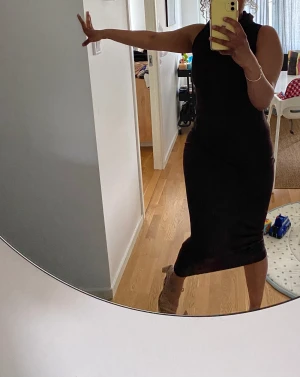 Bodycon klänning  - Brun figurnära klänning med polokrage från Gina tricot