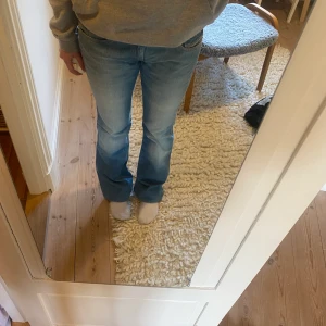 Lowwaist Diesel jeans  - Perfekta ljusblå lowwaisted jeans till sommaren. De är utsvänga och supersnygga. Storlek 27 från Diesel jeans. 