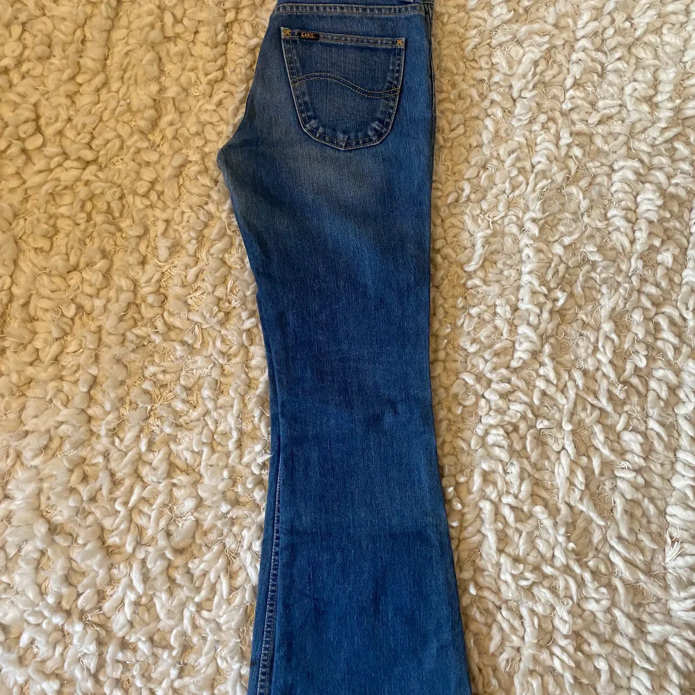 Supersnygga lowwaisted utsvängda byxor i blå. Tyvärr har de blivit för tajta för mig. Storlek 28/33 men uppsydda. Passar mig som är 165. . Jeans & Byxor.