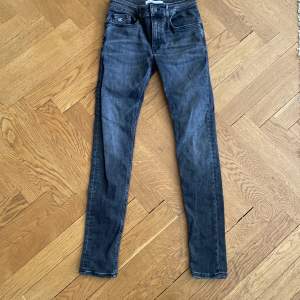 Calvin Klein jeans med stretch för 14 år