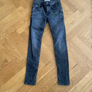 Calvin Klein jeans med stretch för 14 år