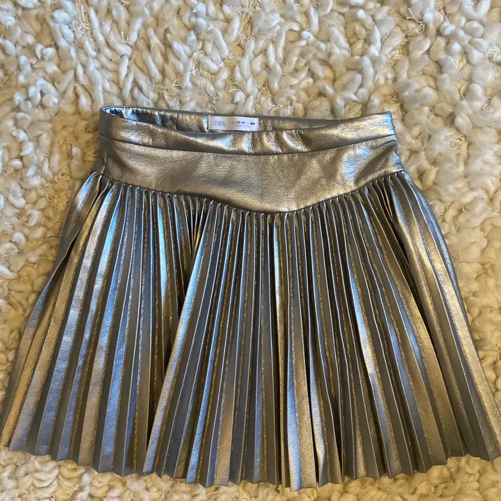 Urcool kjol i silver från Zara. Strl 13/14 år men passar mig som har storlek S. . Kjolar.