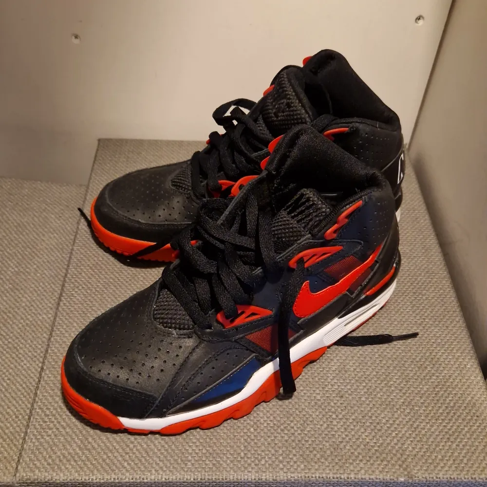 Nike Air basketball shoes  Svarta med röd och vita detaljer, super snygga aldrig använda. . Skor.