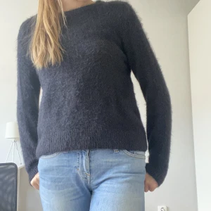 Stickad tröja - Stickad tröja i jättemysigt material. Säljer pga att den tyvärr inte kommer till användning. Kontakta vid intresse, köparen står för frakt💓