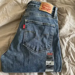 Snygga High rise skinny jeans från Levis, 721. Aldrig använda, köpta från carlings för något år sen. Storlek 26/30. 