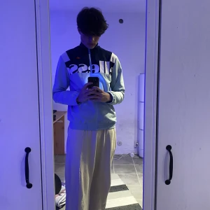 Vindjacka Ellesse - Säljer denna vindjacka från ellesse då jag inte haft chansen till att använda den. Jackan är i storlek M men funkar till en mindre L