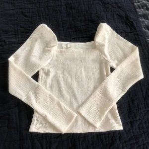 Vit topp - Jättefin vit topp perfekt till sommaren!! Från H&M, Orginalpris: 149 kr Nypris: 29 kr. Helt oanvänd❤️