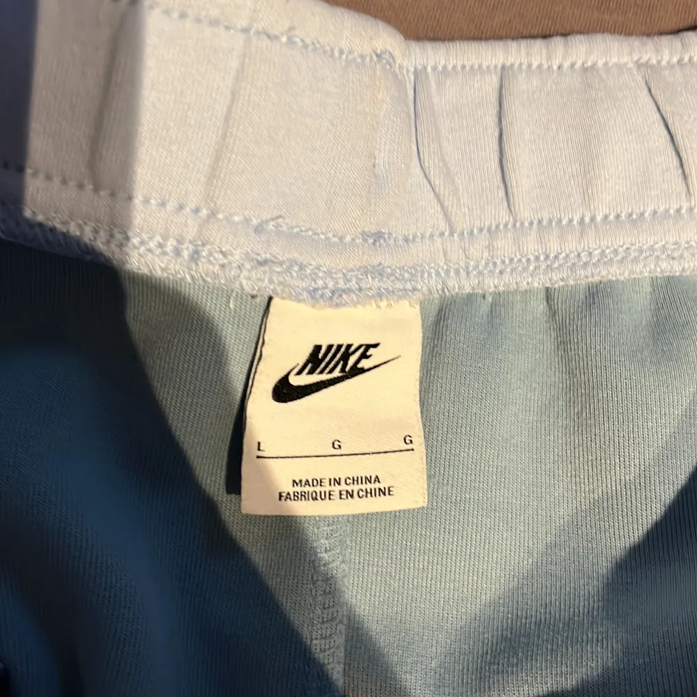 Hej jag säljer mina Nike tech byxor för att jag använder inte dom och dom är lite för stora för mig har använd dom 2 gånger så dom är helt nya priset kan Diskuteras. Jeans & Byxor.