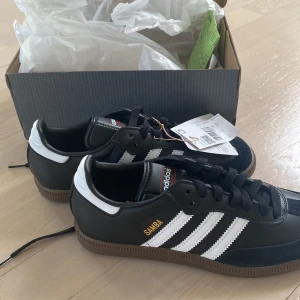adidas samba - helt nya adidas samba, för små för mig tyvärr. köpta från Boozt, finns kvitto