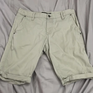 Shorts - Två par short ett par grön aktiga och ett par röda lite slitna  Ett par 100 kr båda för 150