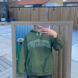 Mörkgrön hoodie - Andvänd 10gg, hållbart material 