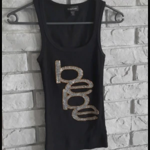 bebe linne  - Mitt nya bebe linne som sitter jätte fint. Storlek XS men är väldigt stretchig och passar mig som har över🥰inga rhinestones har lossnat för den är oanvänd.