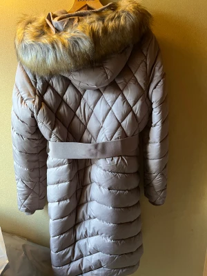 Jackor - Säljer mina jackor! Främst för vinter, Billiga 250kr    ✤ Nästan helt nya, nästan aldrig använda ✤  Storlekarna är M,  ”Vill komma överens Swish betalning för kunna skicka varan” Kontanter och annan sätt går diskuteras:)