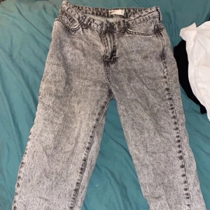 Jeans - Säljer dessa gråa mom-jeans. De är i bra skick. De är korta på mig som är 171 cm lång, men på sista bilden var jag ungefär runt 165 cm lång. Originalpris: 500kr