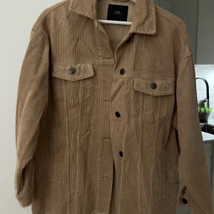 Overshirt från Zara - Overshirt/skjortjacka från Zara. Använd fåtal gånger. Storlek S men oversized så passar även större.