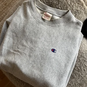 Champion sweatshirt  - Sweatshirt från Champion. Storlek medium men mer som en smal. 