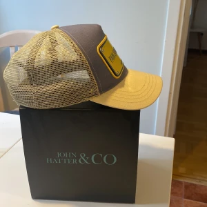 John hatter & CO keps - Säljer min john hatter keps med motivet Pain dont hurt. Självklart ingår box och påse! Intresserad av byten! Pris går att diskutera.