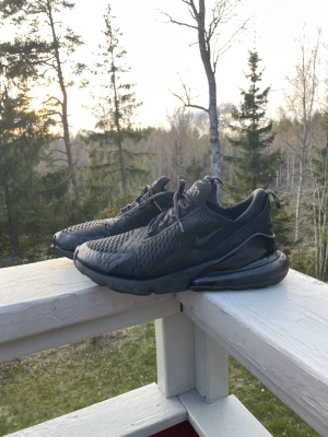 Nike air max 270 stl 41 - Nike air max 270 som ha några små hål och ett hål k bubblan men funkar och ser helt vanliga ut och är rena👌🏻😀👏 Priset går att diskutera😀❤️