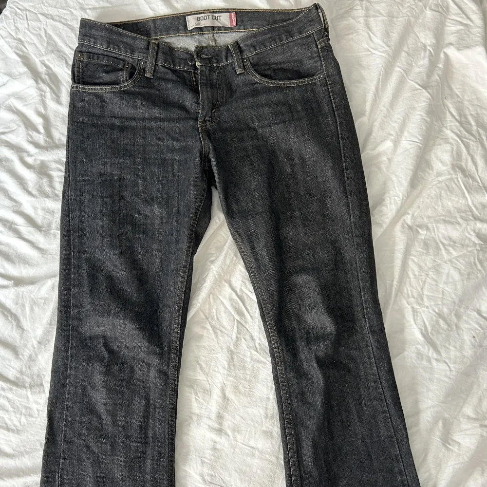 Säljer nu mina Levis jeans. Dom är i super bra skick och passar för en 36/38. Säljer dess pgd av att dom jag blivit lite för små. Dom har super fin pass form och långa ner till.. Jeans & Byxor.