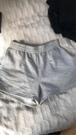 Mjukis shorts - Jätte sköna mjukis shorts från ginatricot som aldrig kommit till användning eftersom jag rensar min garderob och har väldigt många, shortsen är i storlek L men passar även M, dem är gråa och aldrig använda Skönt och mjukt material innanför😊