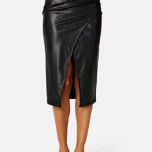 Kjol - Säljer denna sjukt snygga kjolen från Gina då den inte kommer till användning längre och bara att plats! Sjukt fint skick!!💓