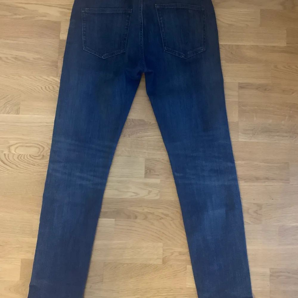 Fina mörkblåa jeans från dressmann, modell slim fit, storlek 32/32. Köparen står för frakt 😃. Jeans & Byxor.