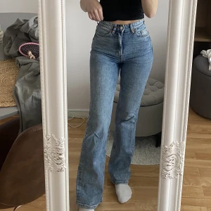 Monki jeans  - Supersnygga bootcutjeans från monki i nyskick❣️Stlr 24, passar XS/S, stretchiga i materialet. 