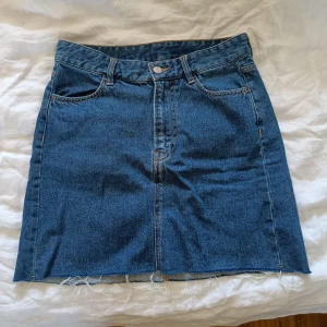 Jeanskjol, h&m - Fin jeanskjol från h&m i storlek 36. Knappt använd, i fint skick.