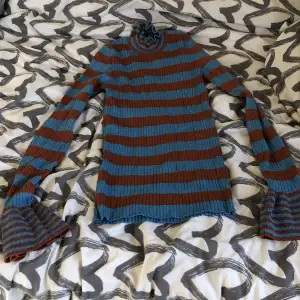 En blå och brun tröja i storlek xs 