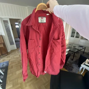 Levis skjorta - Röd skjorta/blazer från levis, herr strl xl, jag på bilden är 171cm och bär s så passar betydligt längre!💕