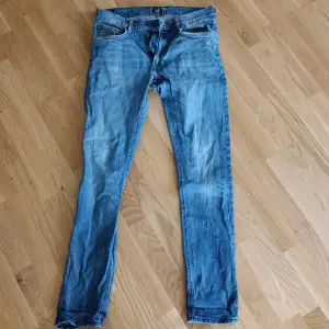 Snygga blå Lee jeans i takt stretchig modell.  OBS!  Mörka fläckar bak till höger enligt bild 3 