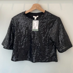 Festlig glitter topp  - Festlig glitter topp med lappen kvar. Säljer då den ej kommit till användning.