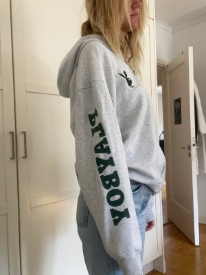 Hoodie  - Oversized hoodie med playboy tryck