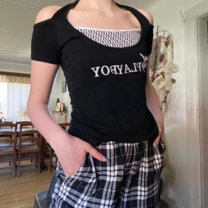 Playboy tröja  - Playboy t-shirt  (Jag vet INTE om den är äkta) Jag skulle tro att den är i storlek XS/S/M ”väldigt stretchig”