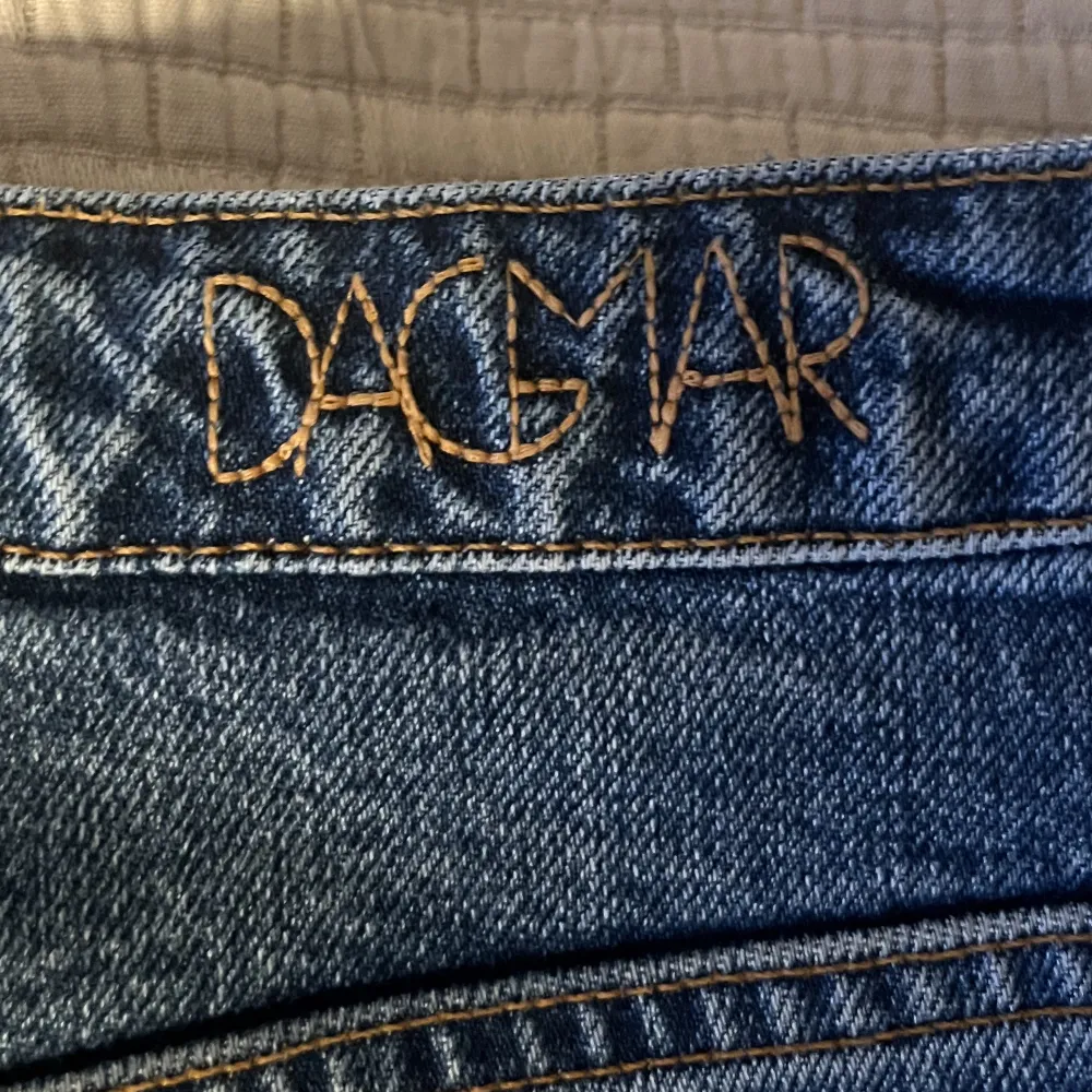 Säljer mina super snygga Dagmar jeans som tycörr har blivit för små för mig köpta för 2800kr säljer för 400❤️. Jeans & Byxor.