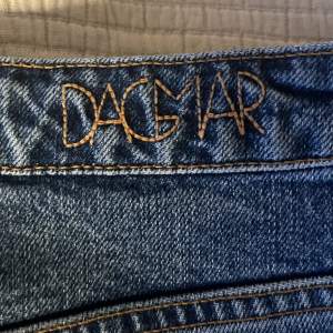 Säljer mina super snygga Dagmar jeans som tycörr har blivit för små för mig köpta för 2800kr säljer för 400❤️