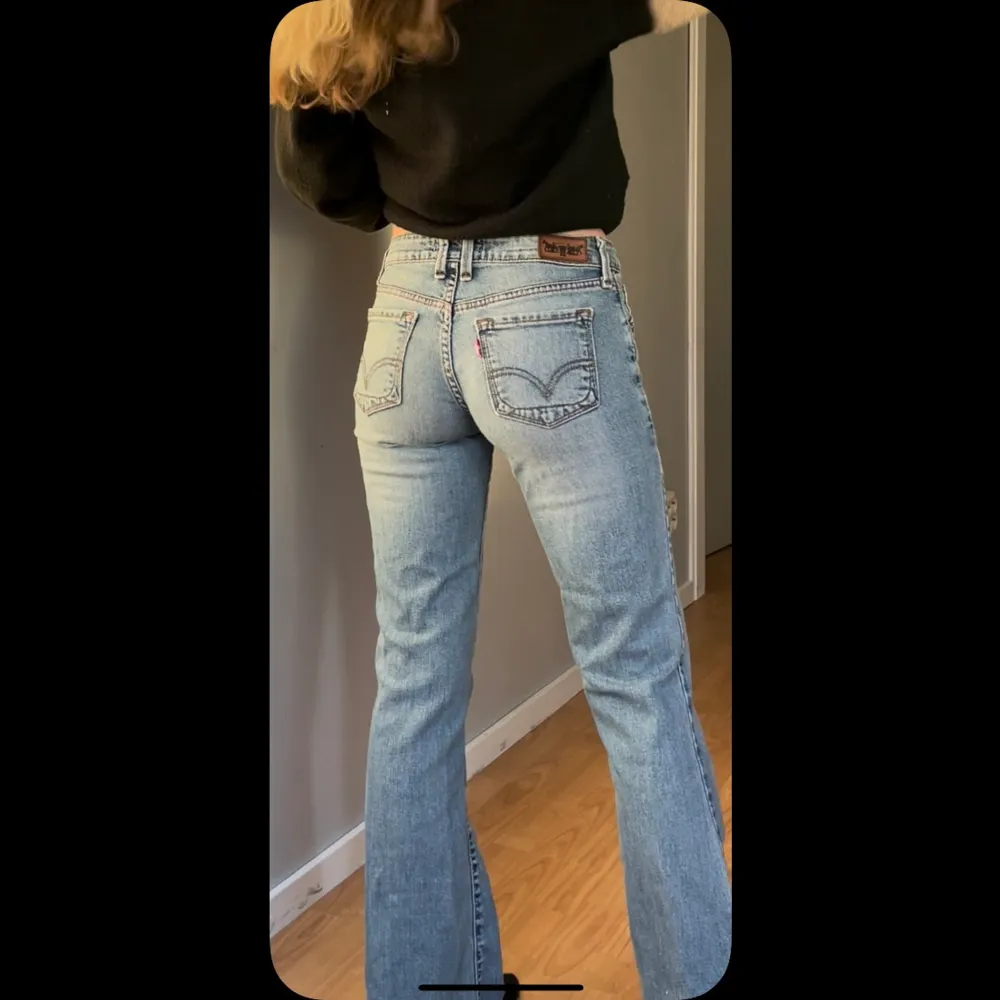 Lågmidjade jeans från Levis. 551 flare.  Jag är 160 cm lång och de passar perfekt.. Jeans & Byxor.