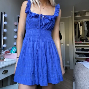 Klänning - Så fin klänning i jättefin blå färg, superfin o ha till vardags men även festligare tillfällen👌🏿❤️