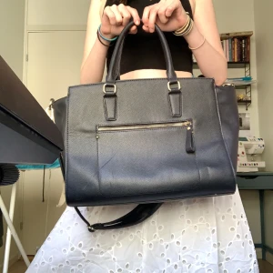 Svart väska  - Så bra stor svart väska, får plats med massor😋 