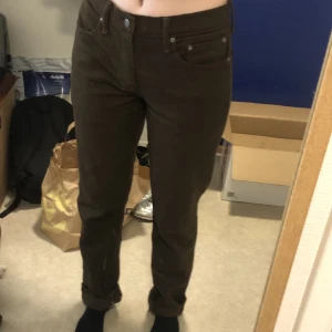 Levis jeans - Bruna raka Levis jeans. De är lite för stora för mig så håller de på bilden för att visa hur de borde sitta. Modell 511