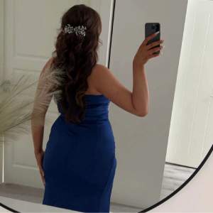 Marinblå balklänning från Dressroom Linné, köpt för 3900kr. Använd 1 gång endast, precis som ny. Formar kroppen såååå fint!!  !!!!!KAN SÄNKA PRIS VID SNABB AFFÄR!!! Passar även perfekt till bröllop!!😍