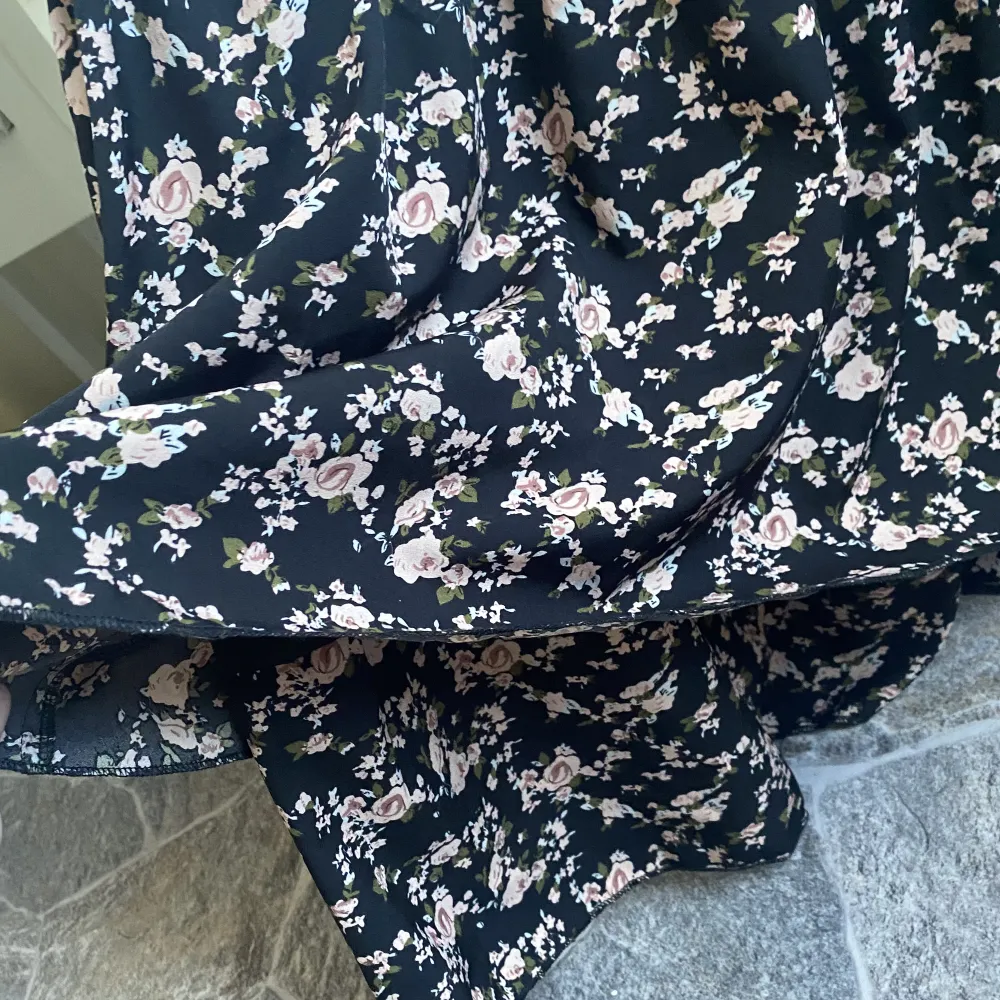 Somrig klänning med ”volang” nertill. Storlek 38. Inköpt sommaren 2022 och använt en gång, från Shein.. Klänningar.