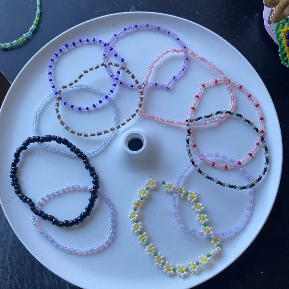 Säljer handgjorda elastiska pärlsmycken.  Pris varierar beroende på om man vill ha blommor på armband/halsband då det tar längre tid Armband: 30/40kr st Ring: 20kr st Halsband: 60/70kr st Kan köpa färdiga eller välja färg och modell själv  . Accessoarer.