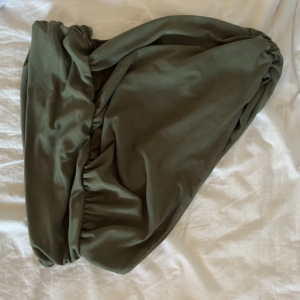 One shoulder topp från Hanna schönberg X nakd. Använd två gånger, nyskick! Fin till jeans, kostymbyxor, kjol! . Toppar.