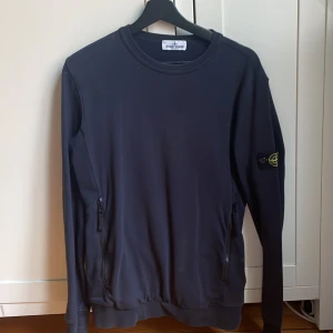 Stone island sweatshirt  - Säljer min Stone island tröja då jag har vuxit ur den. Jag har använt den ett litet tag men den är ändå i rätt bra skick skulle jag säga. Köpte den på Stone island på NK på junior avdelningen 