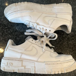 Nike air force  - Säljer dessa Nike air force i en pixel modell då de är alldeles för små för mig. Har inga defekter utan är nästan som nya🤍🤍🤍hör av er vid frågor eller andra funderingar, kan postas direkt
