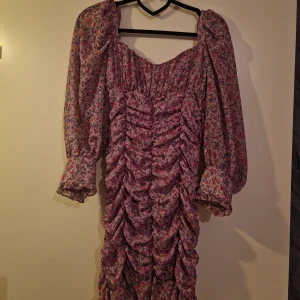 Klänning - Supersöt småblommig klänning från Zara. Använd 1 gång. 